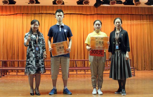 調(diào)整大小 11、蘇曉紅主任和張榮霞主任給獲得二等獎的代表隊頒獎.jpg