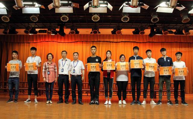 調(diào)整大小 13、楊繼強(qiáng)書記、李波書記和沈群書記給獲得優(yōu)秀獎的代表隊頒獎.jpg